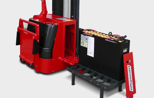 PL pallet stacker with quick battery change